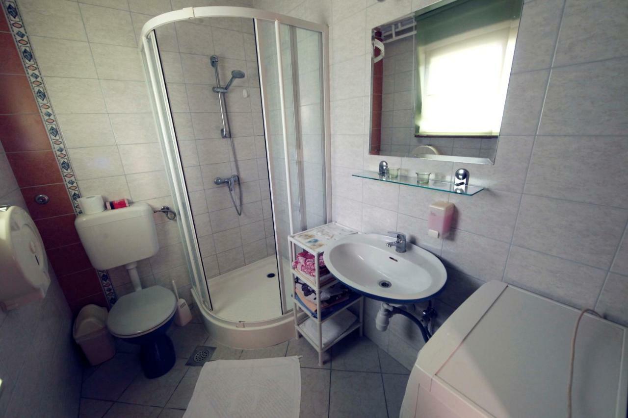 Rooms Ribnikar Postumia Esterno foto